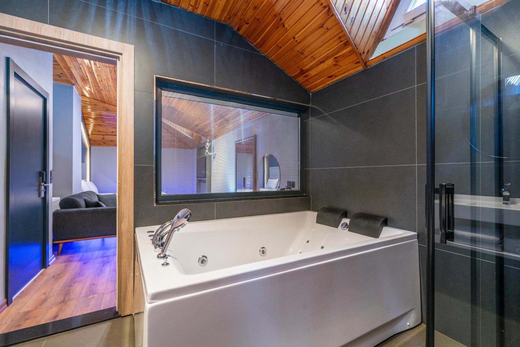 Deluxe Suite Spa Bath,1655397944:JPEG
