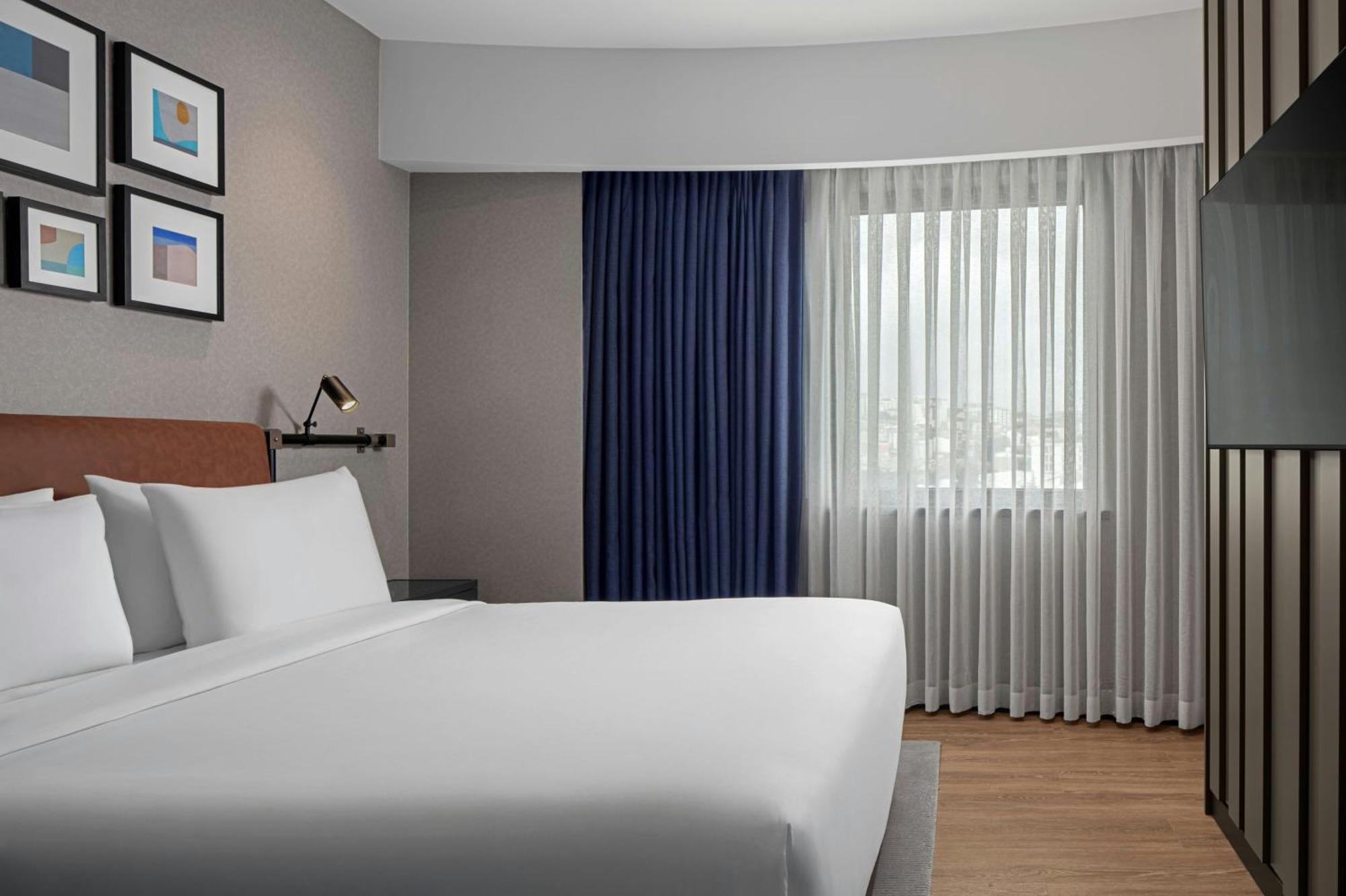 Premium Panoramic King Suite with City View