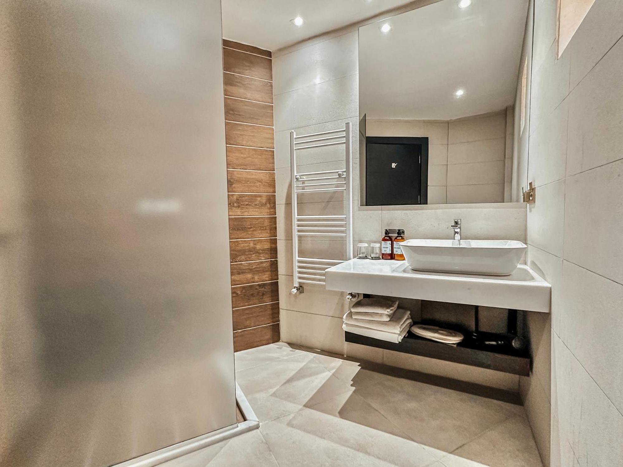Habitación con cama extragrande.