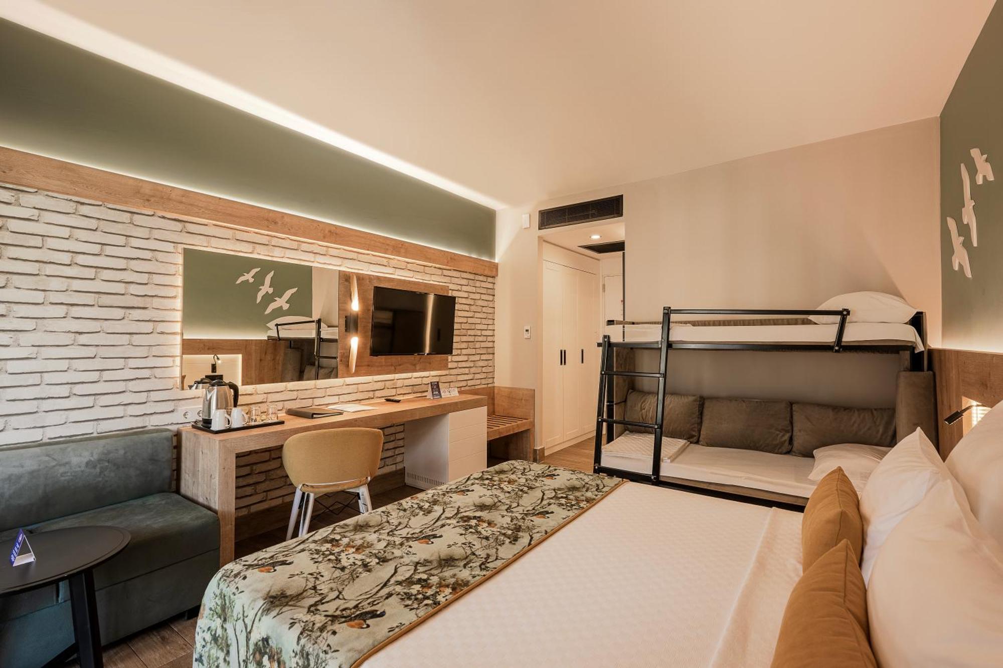 Family Room (2 Adults + 2 Children)