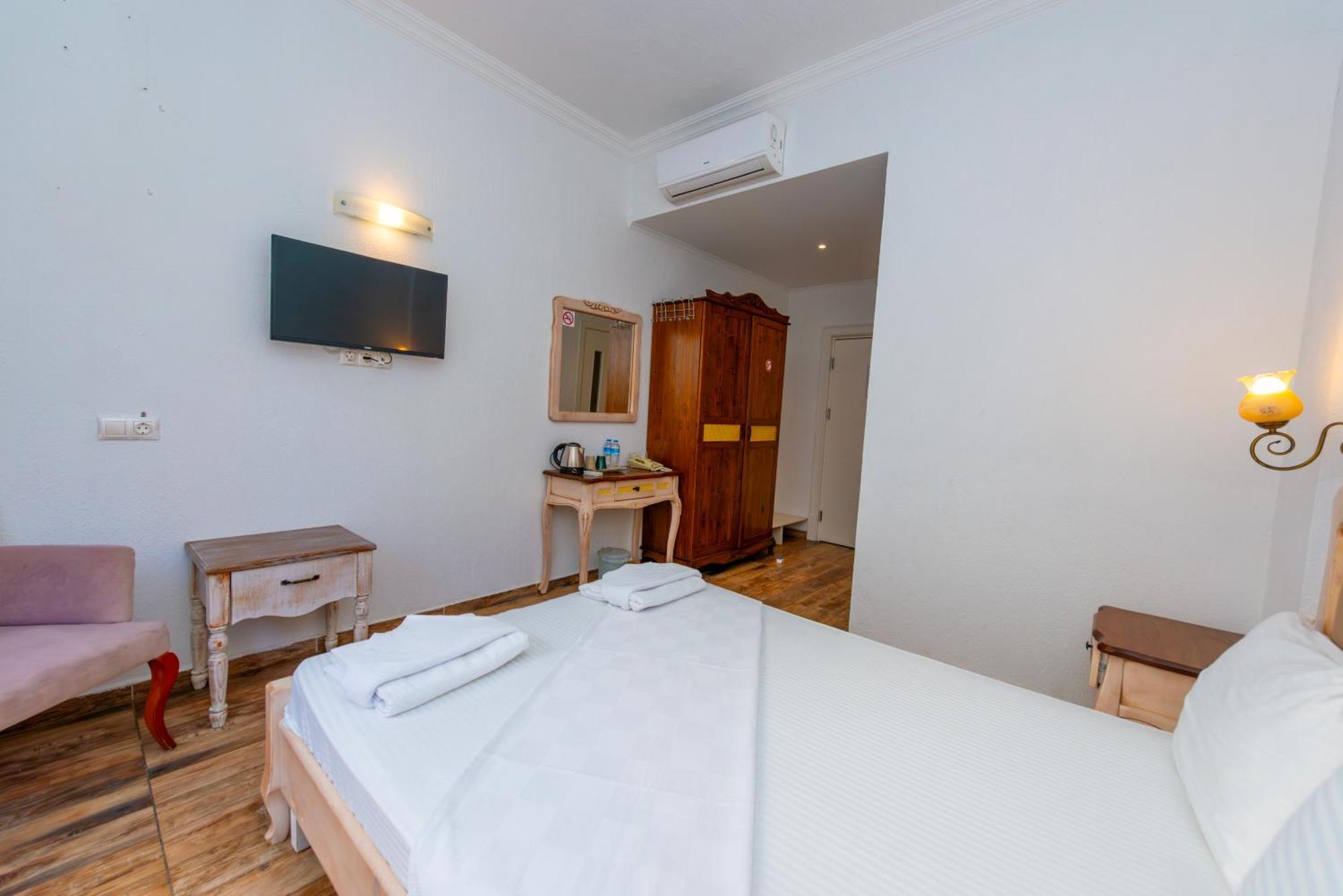 Double or Twin Room with Pool View,1661797717:JPEG