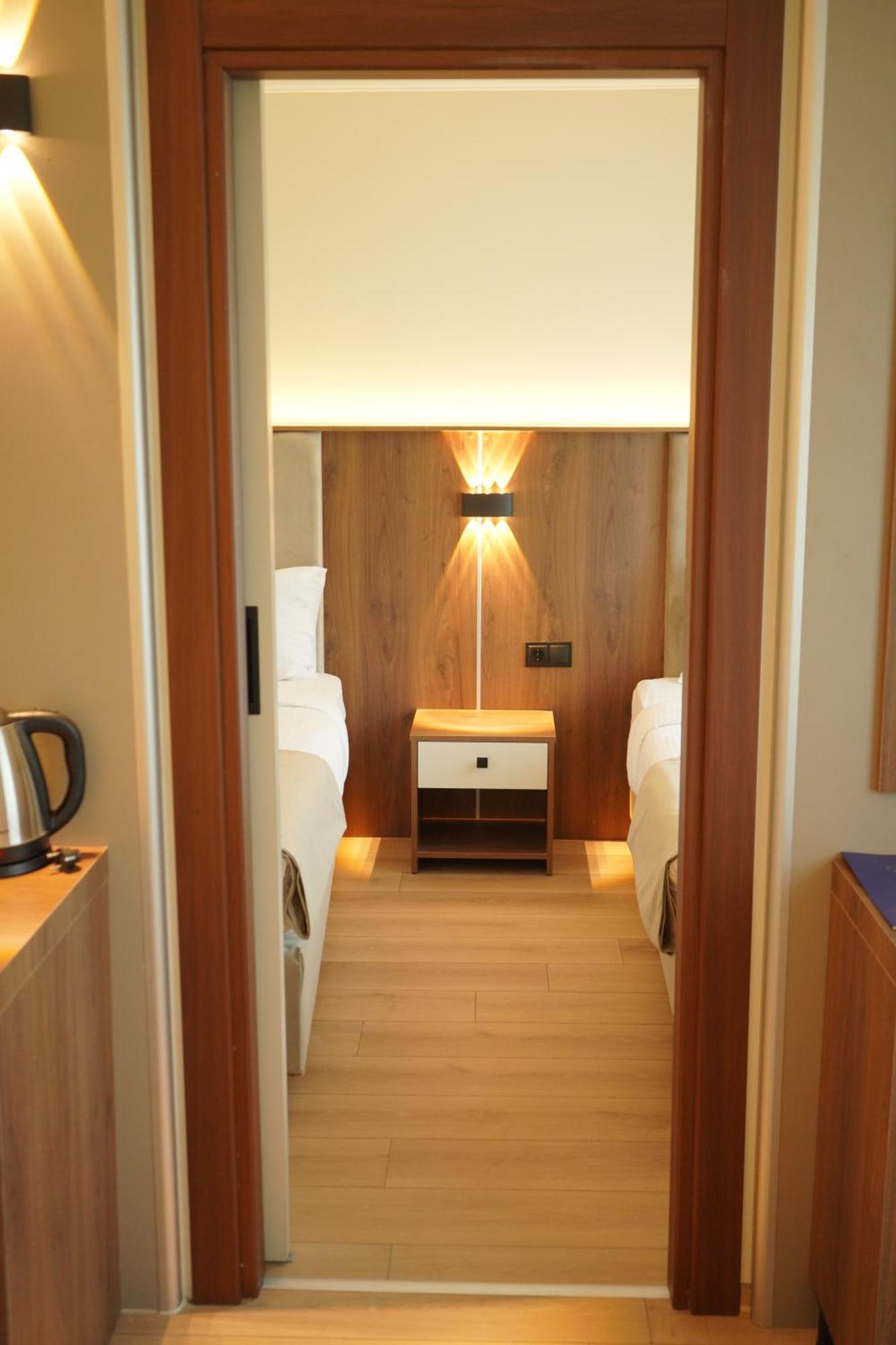 Family Room,1665403947:JPEG