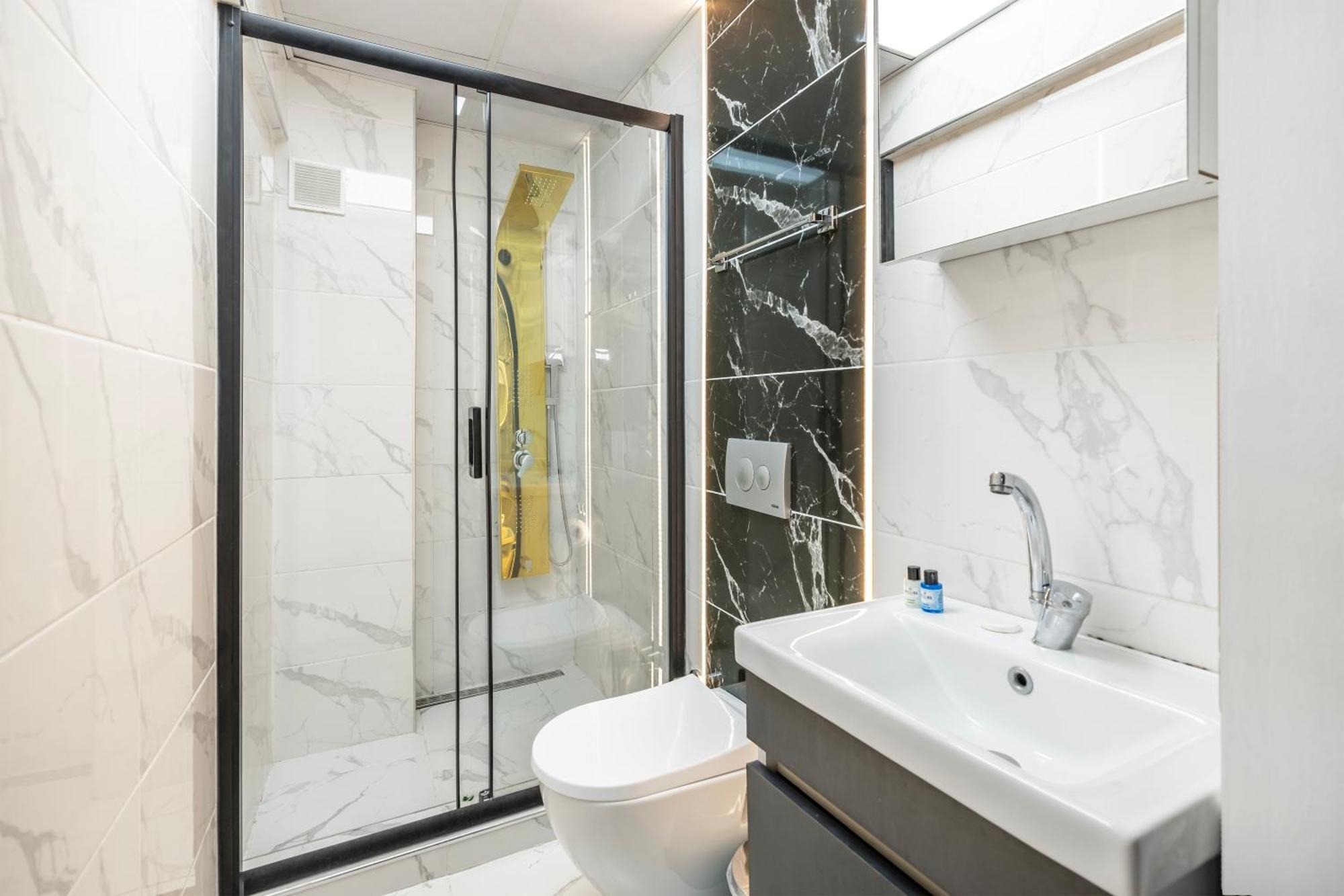 Deluxe Queen Suite