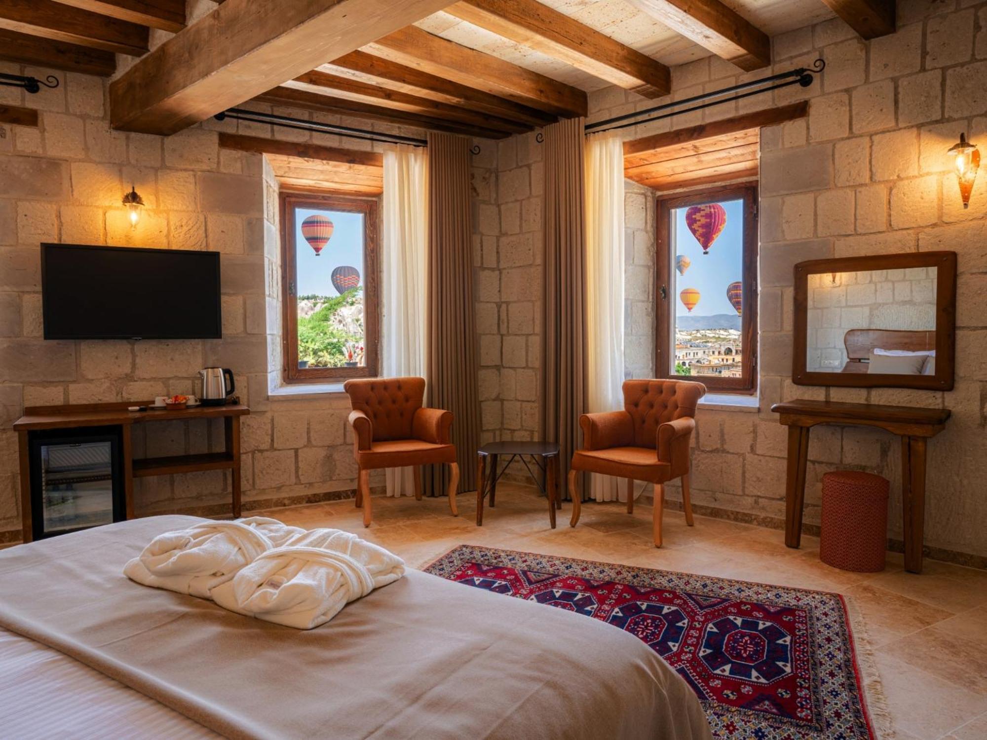 Habitación con cama extragrande y vistas a la montaña