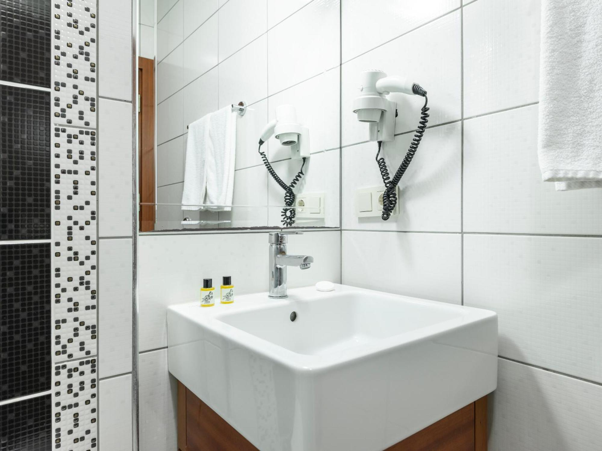 Standard Twin Room,1682943865:JPEG