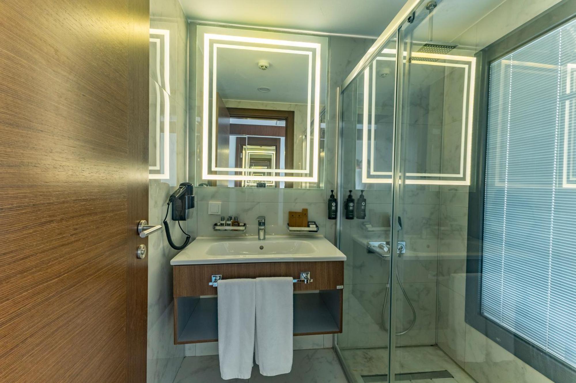 Deluxe Double or Twin Room with Sea View,1686517766:JPEG