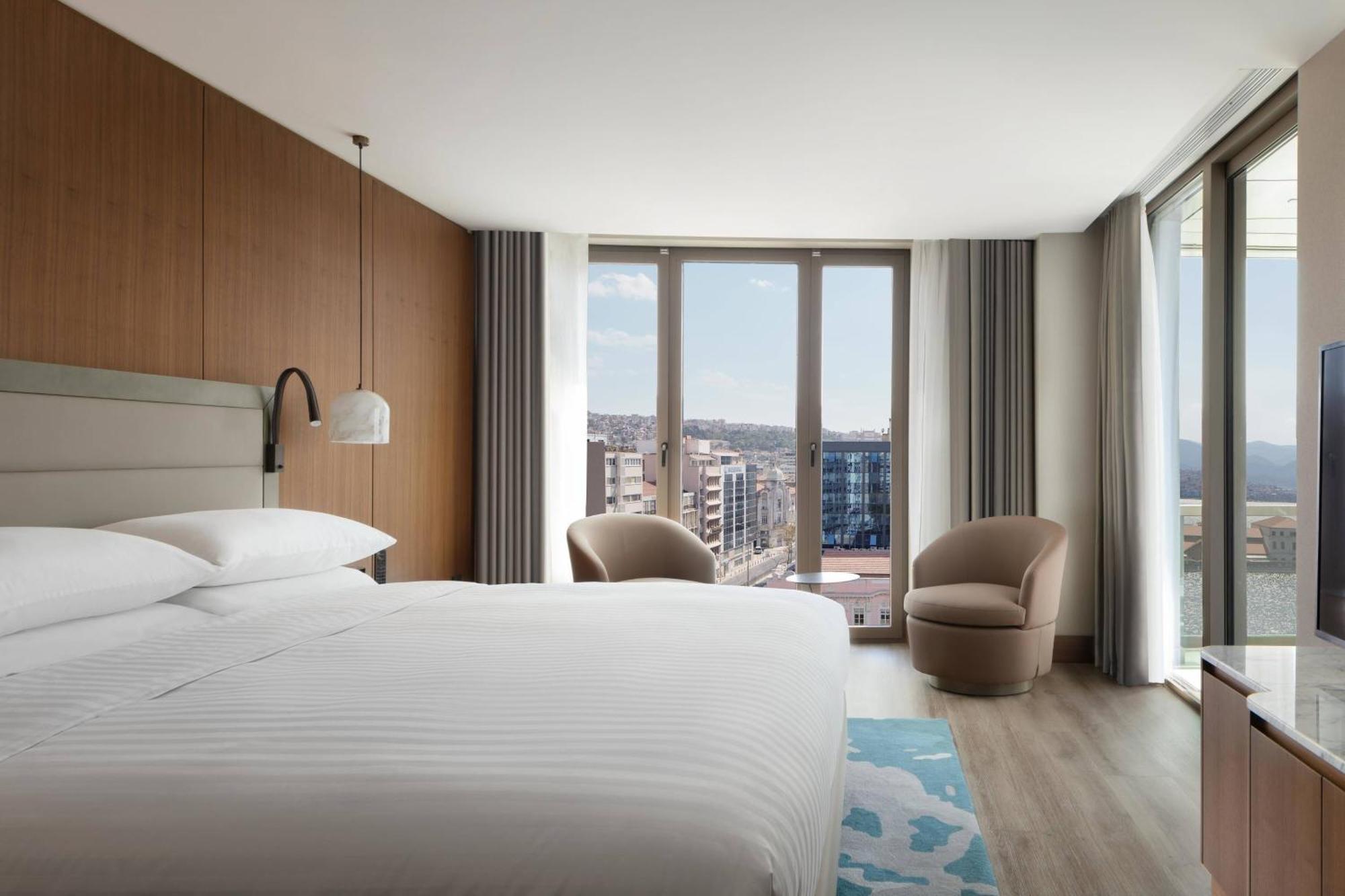 Presidential King Suite with Balcony - Executive Lounge Access