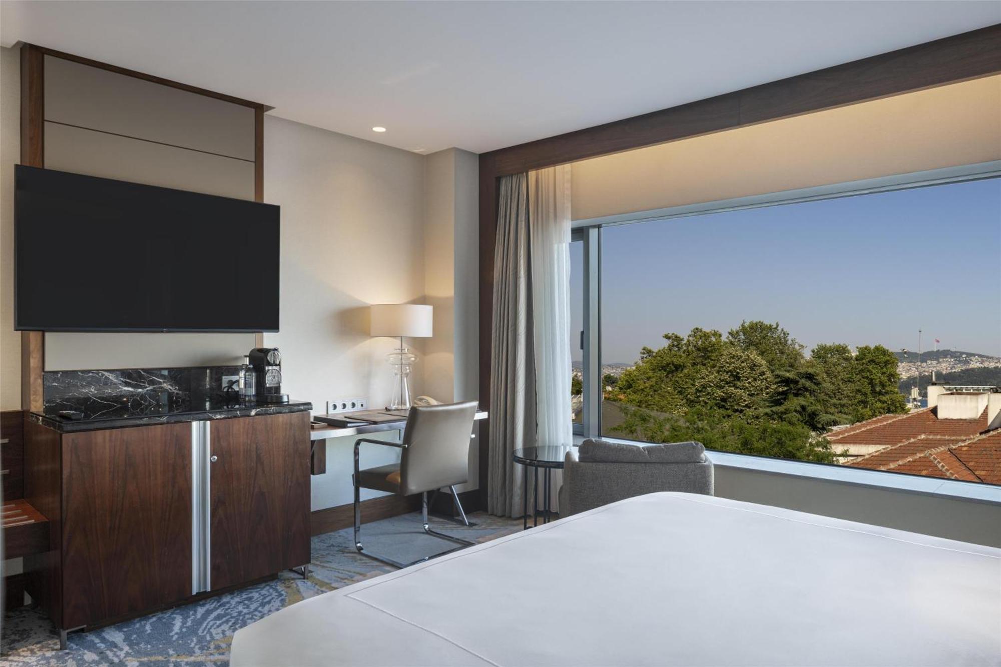 Deluxe King Room With Partial Bosphorus View