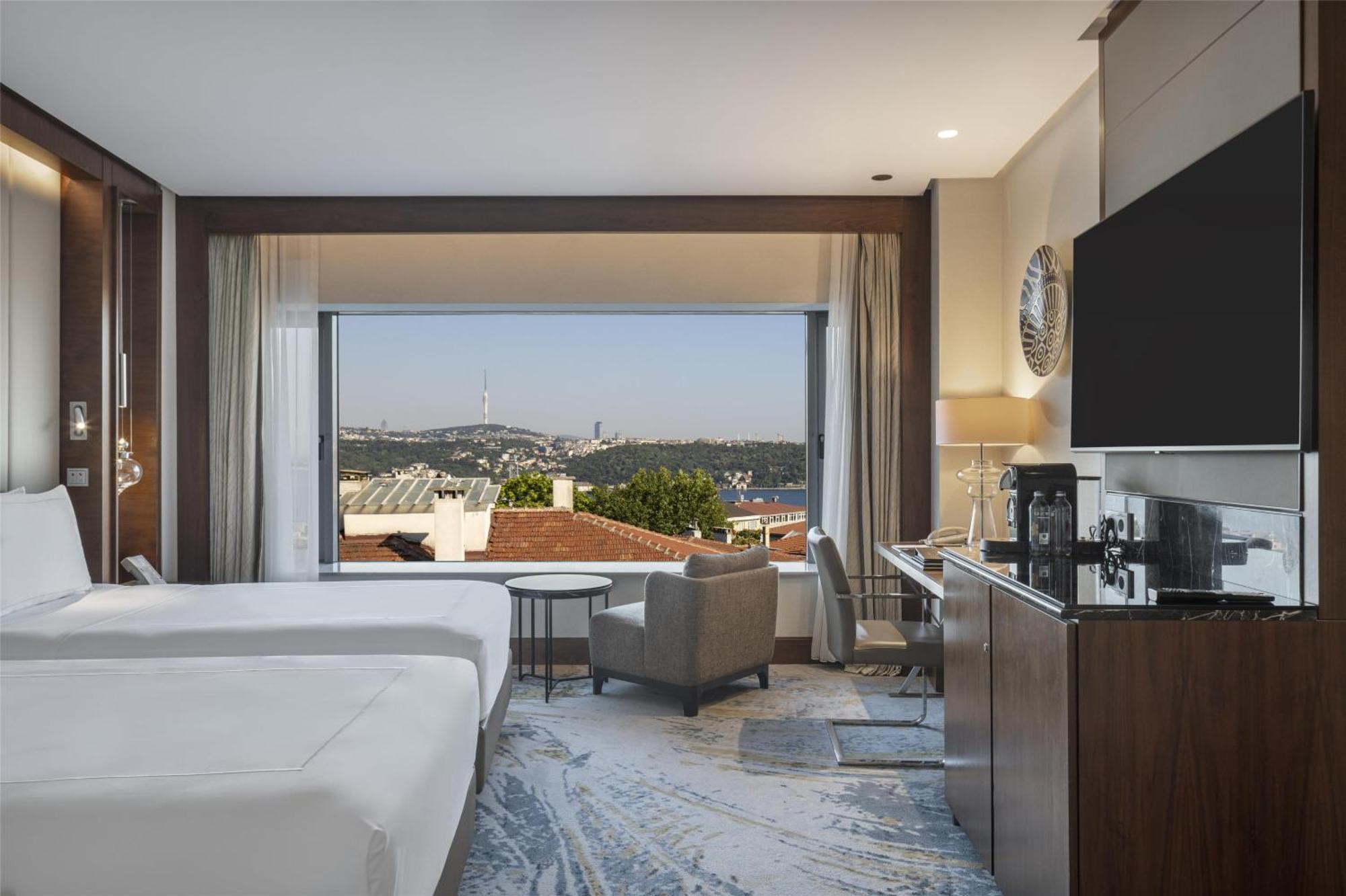 Deluxe Twin Room with Partial Bosphorus View
