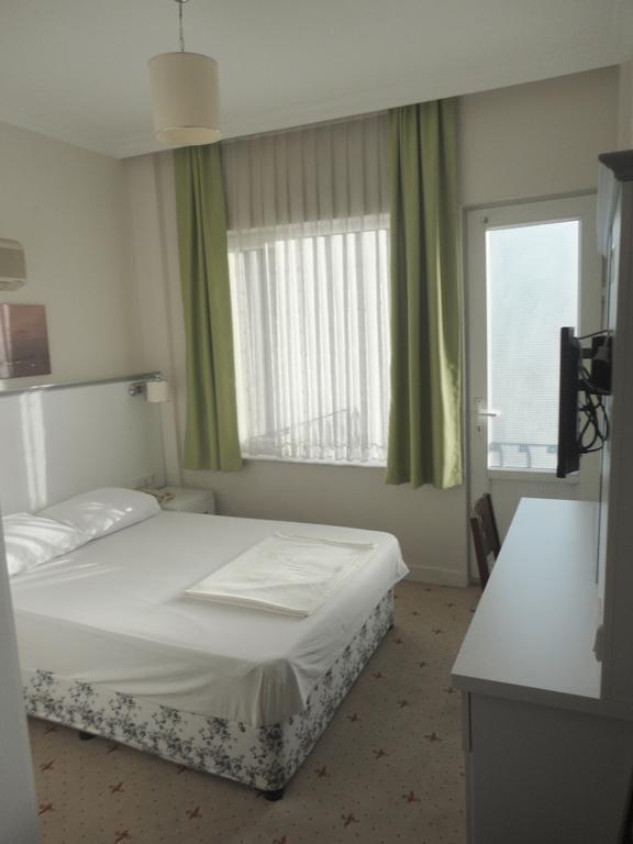 Doppelzimmer mit Balkon und Meerblick