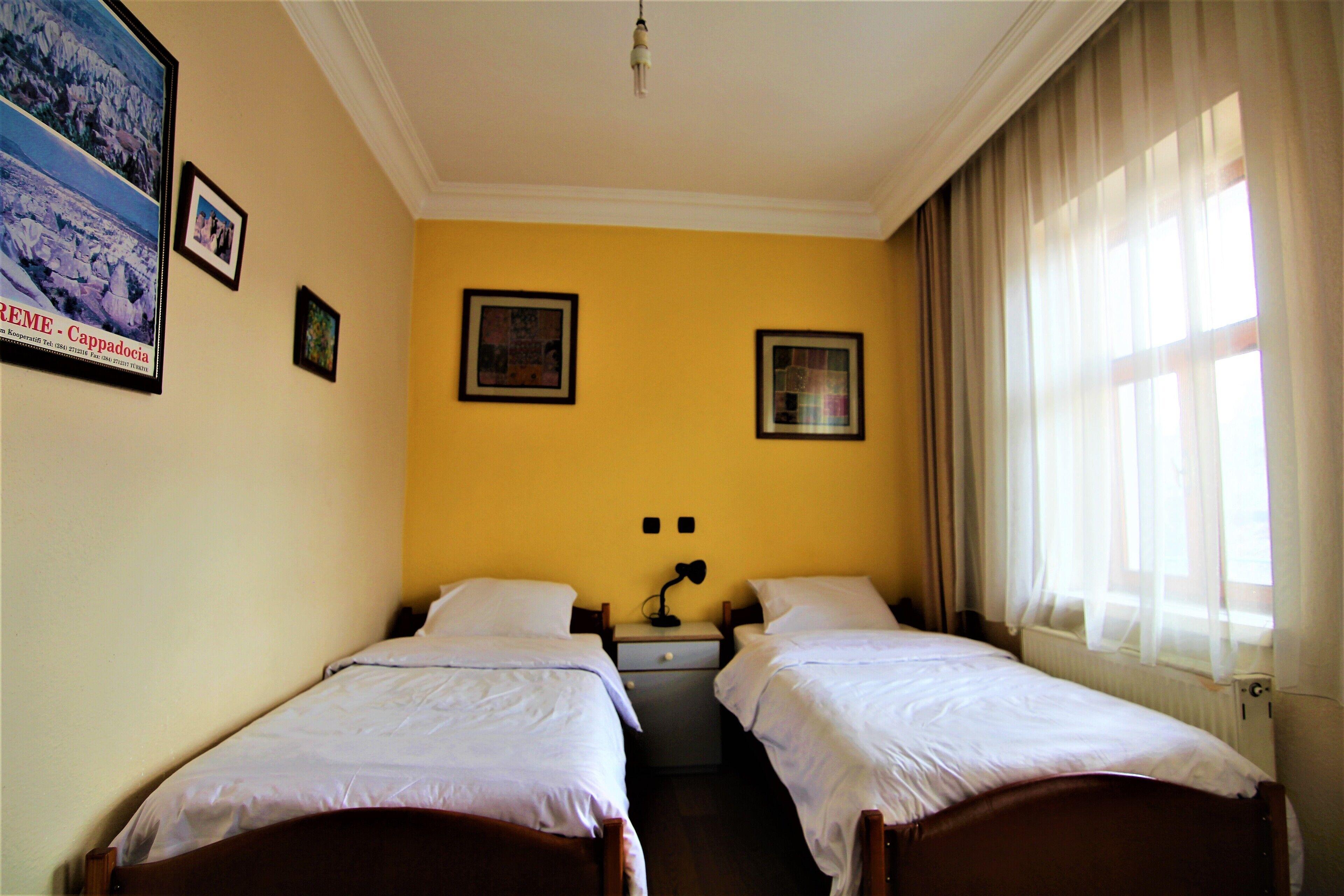 Zweibettzimmer mit Balkon