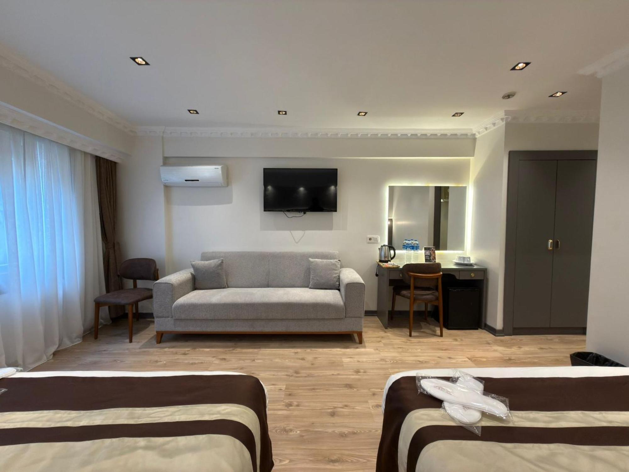 Superior Family Room,1739605101:JPEG