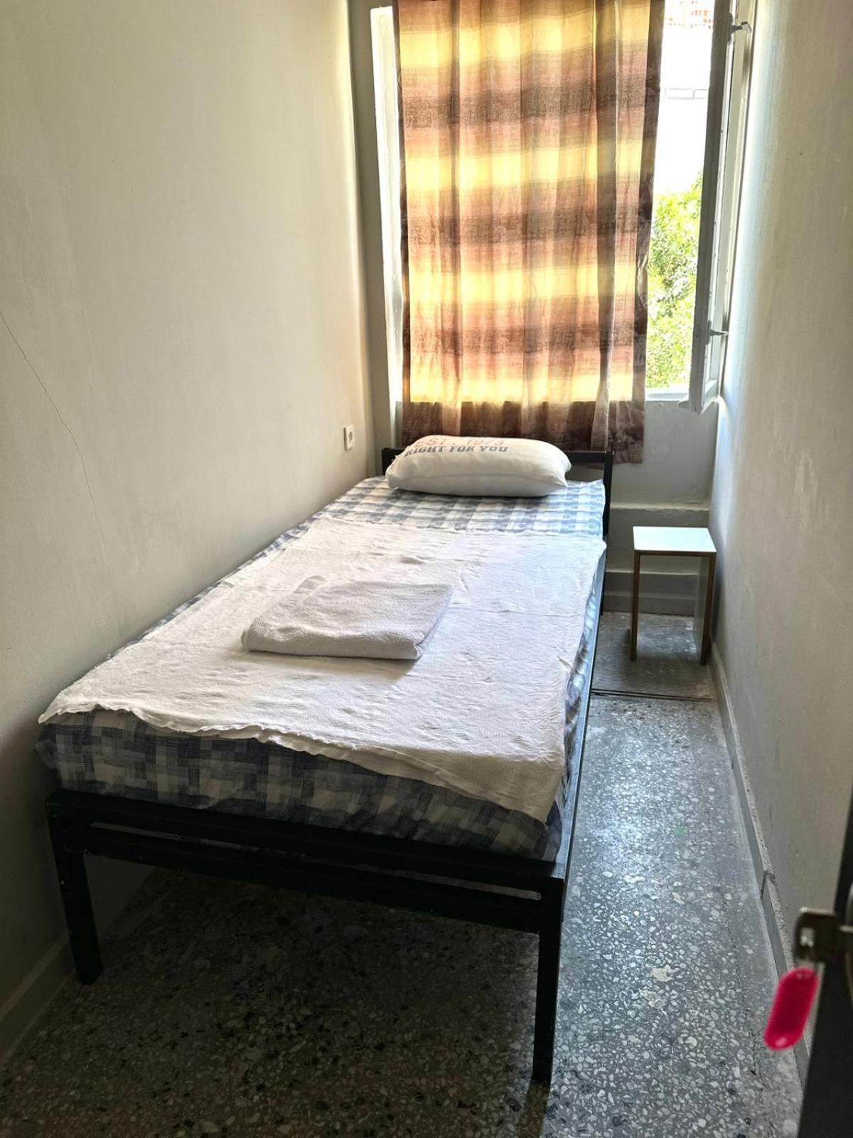 Chambre Simple avec Toilettes et Douche Communes