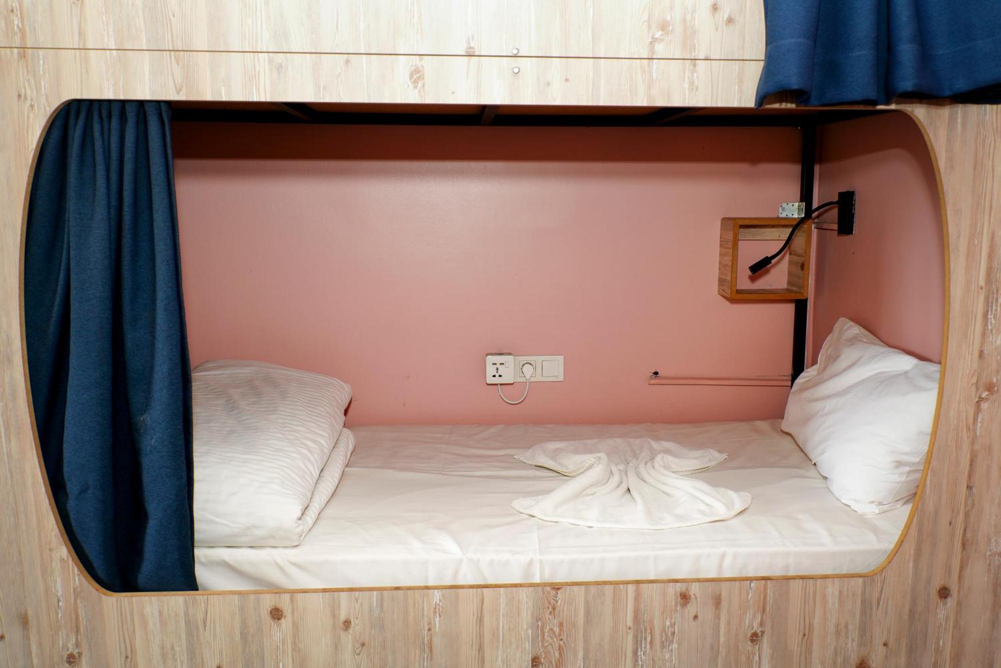 Cama en habitación compartida femenina de 6 camas
