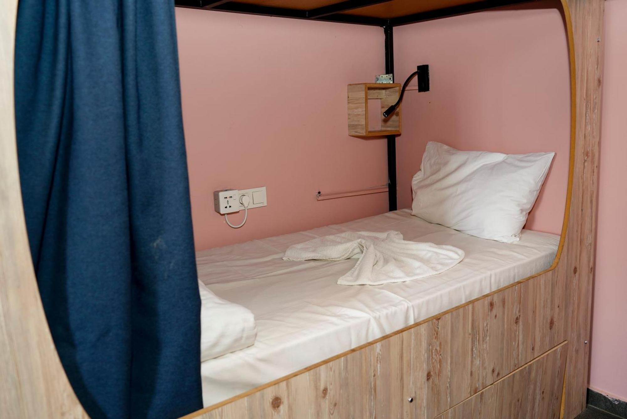 Cama en habitación femenina compartida de 4 camas