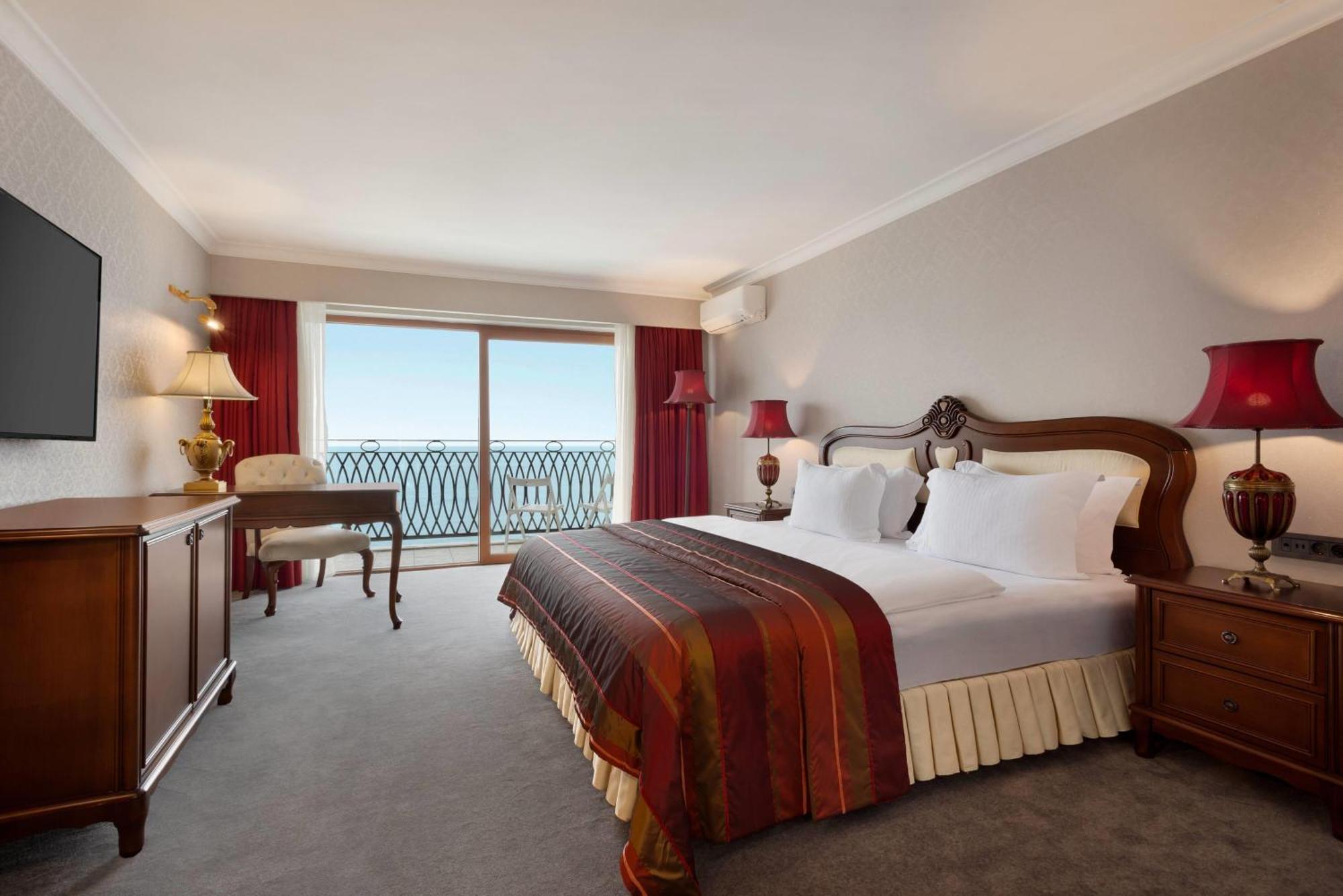 Presidential King Suite with Jacuzzi and Sea View