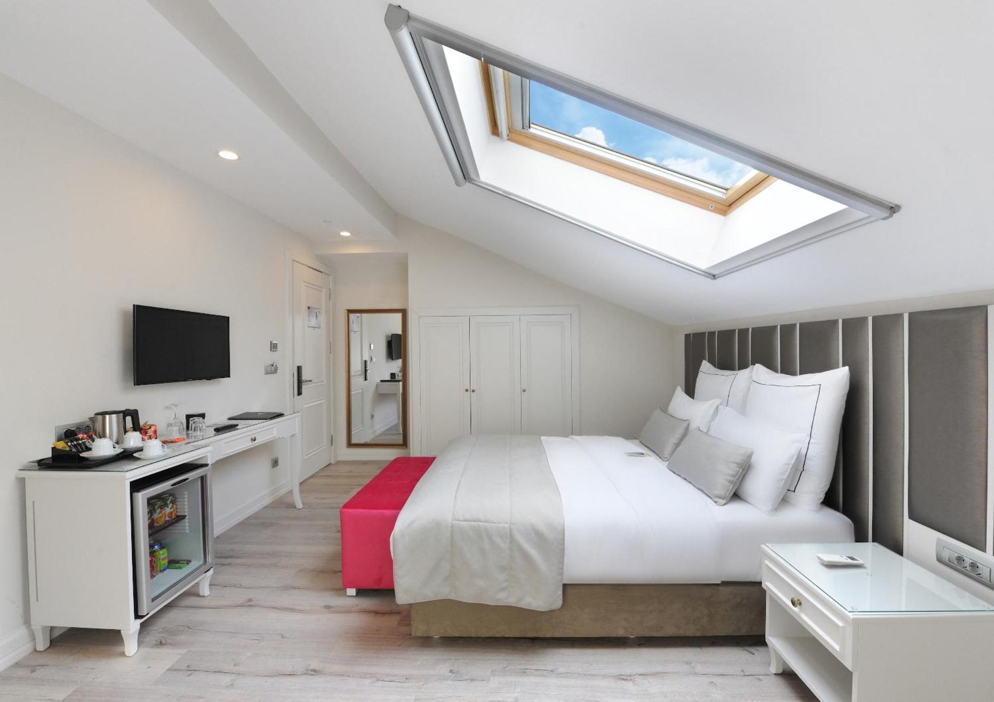 Family Room,1746978111:JPEG