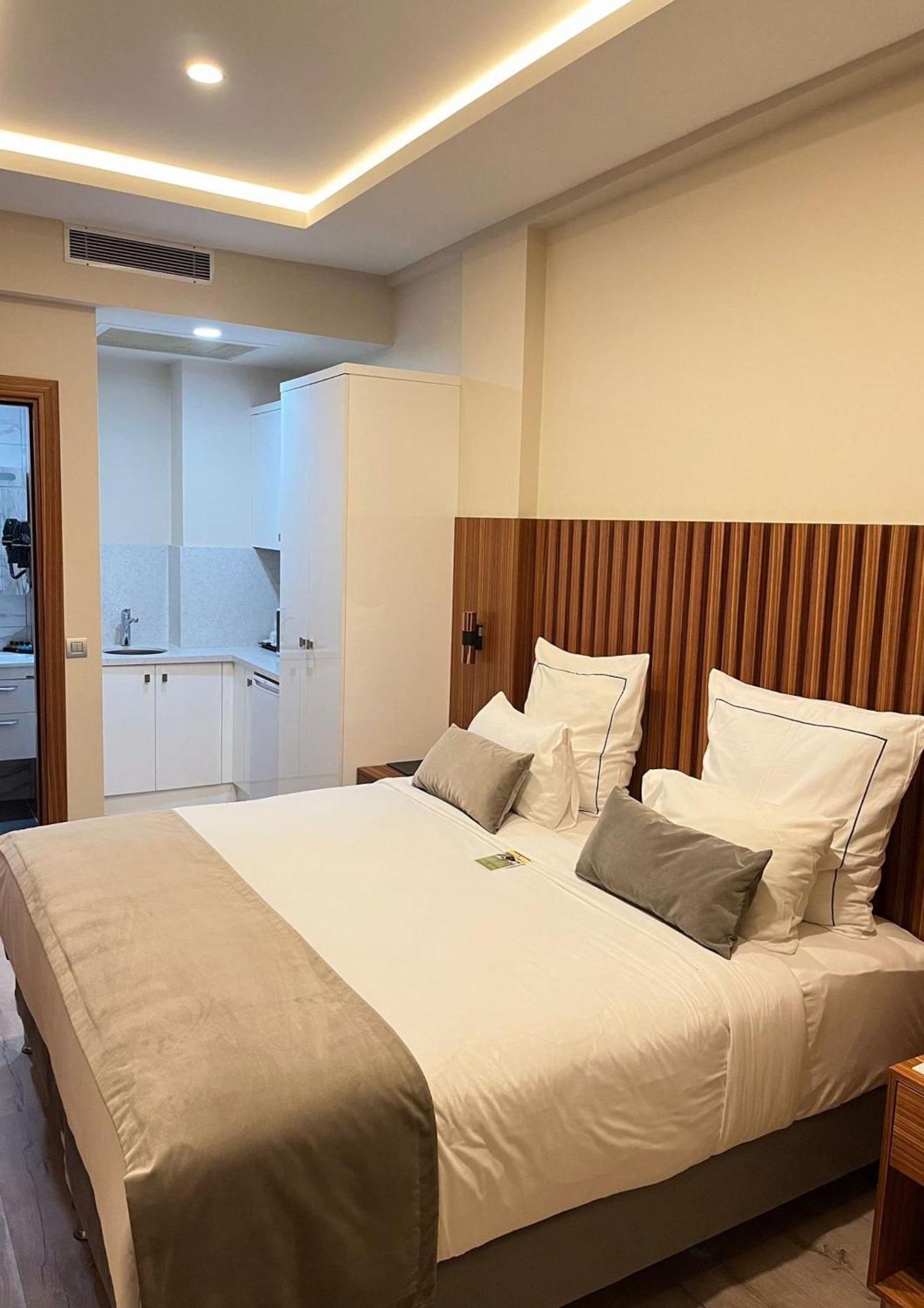 Studio,1746978193:JPEG