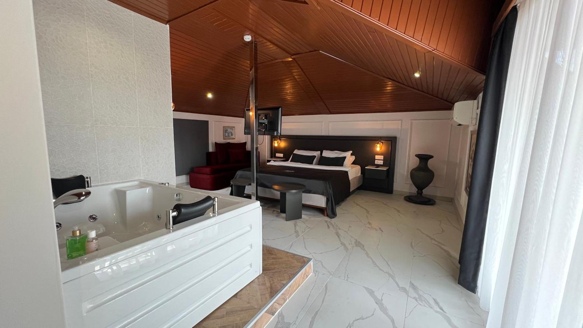 Suite with Balcony,1756503210:JPEG