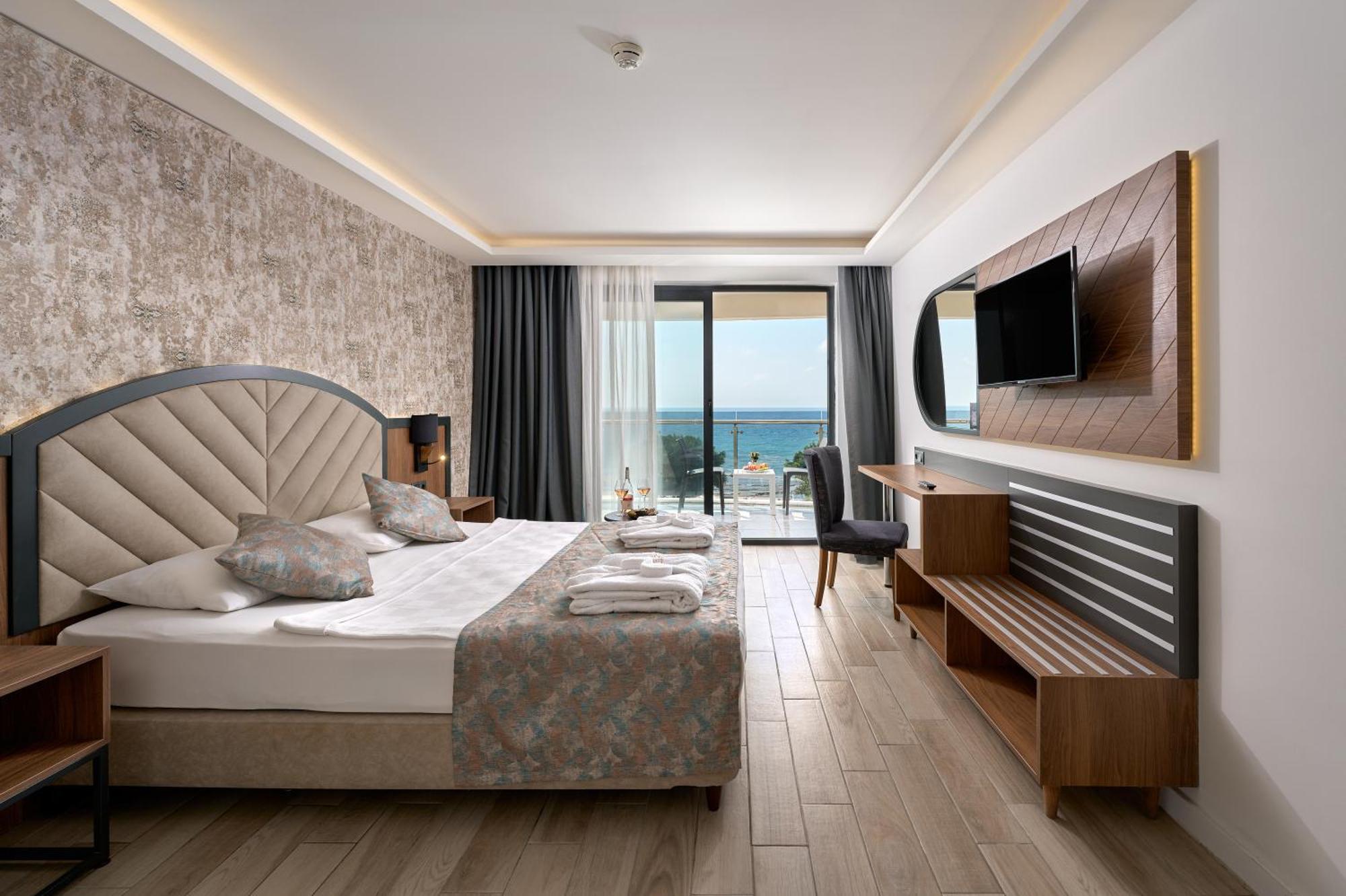 Double Room with Balcony and Sea View