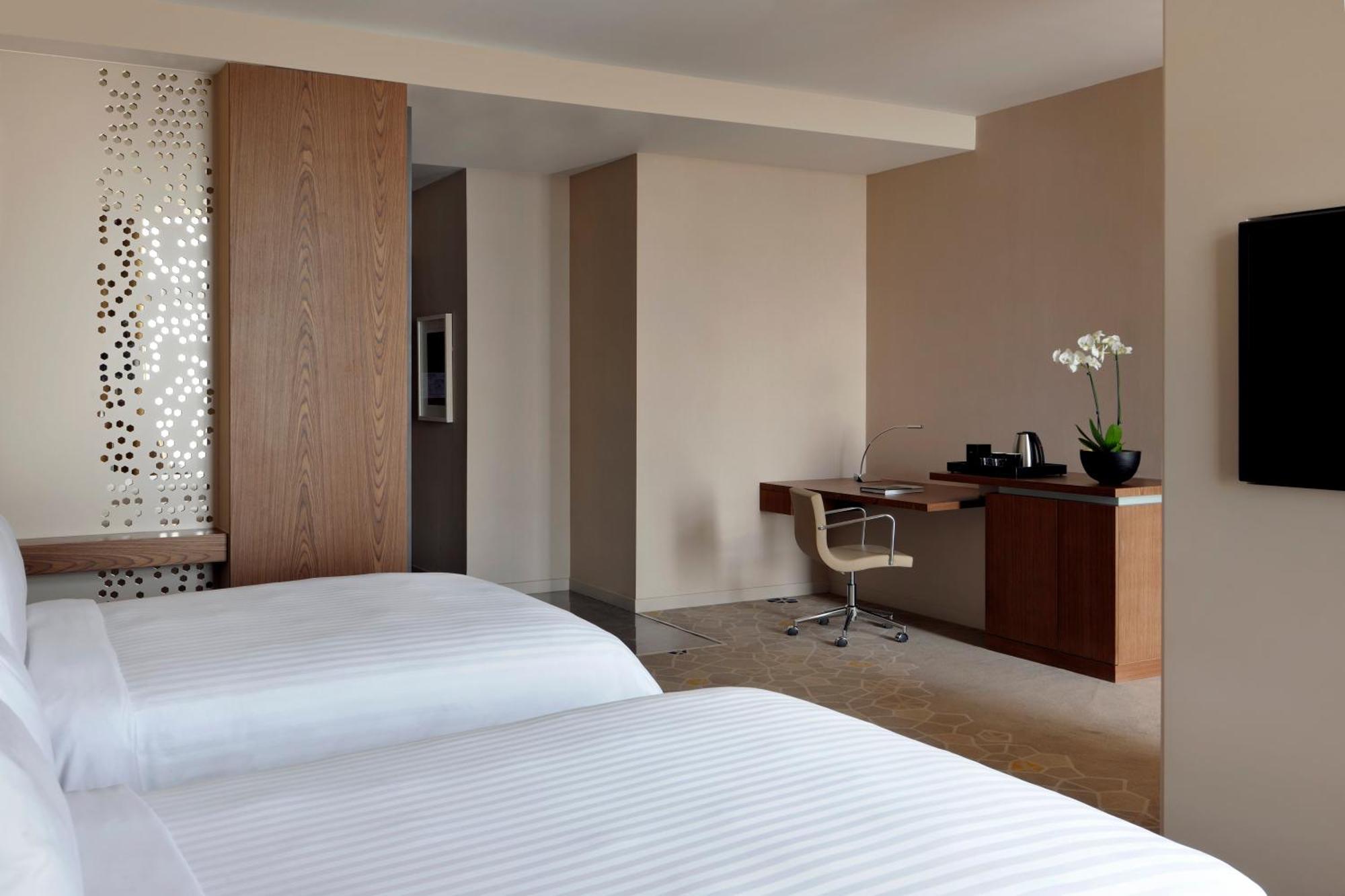 Two-Bedroom Executive Suite with Sea View - Lounge Access