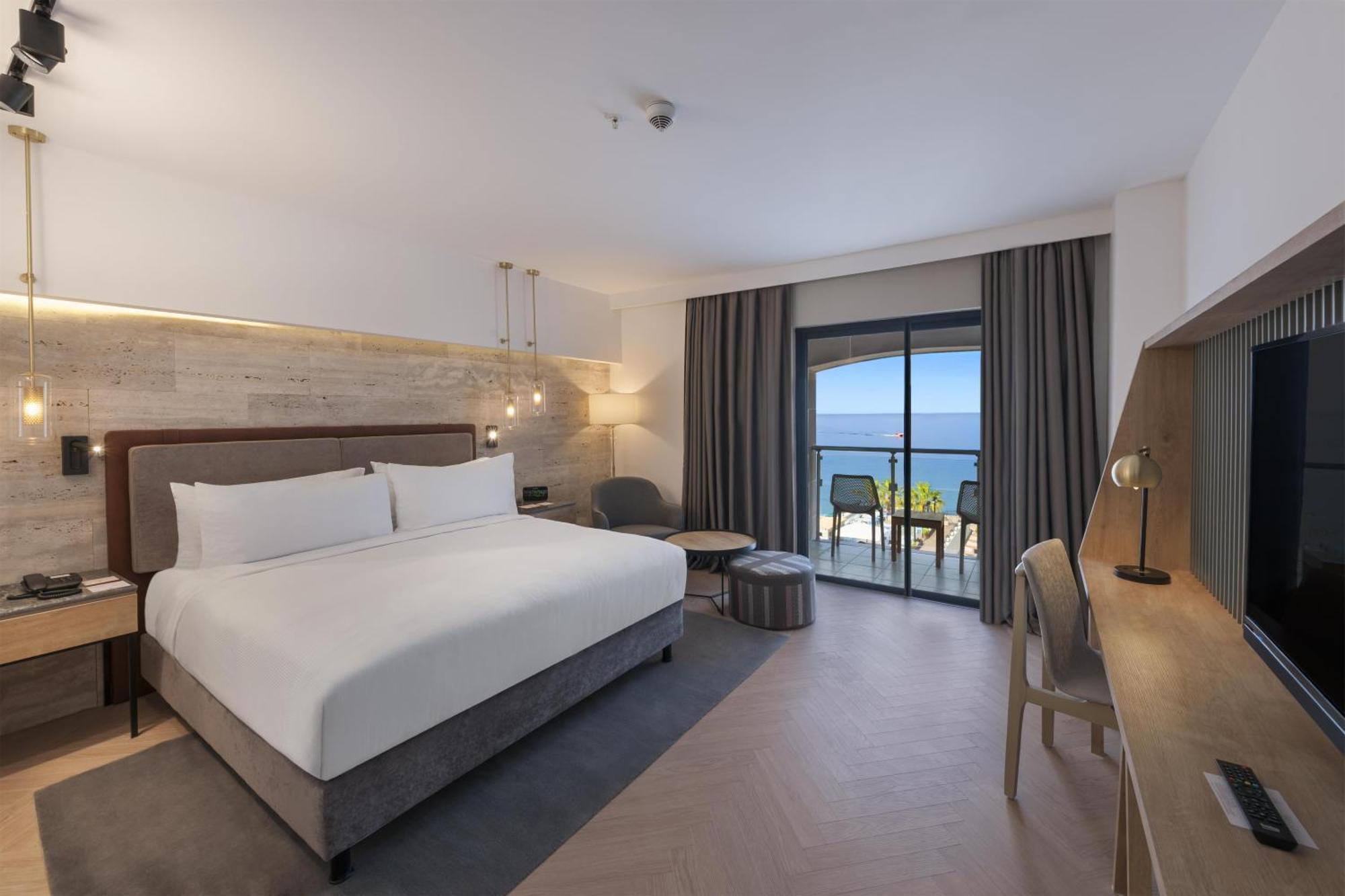 Deluxe Eckzimmer mit Kingsize-Bett und Meerblick