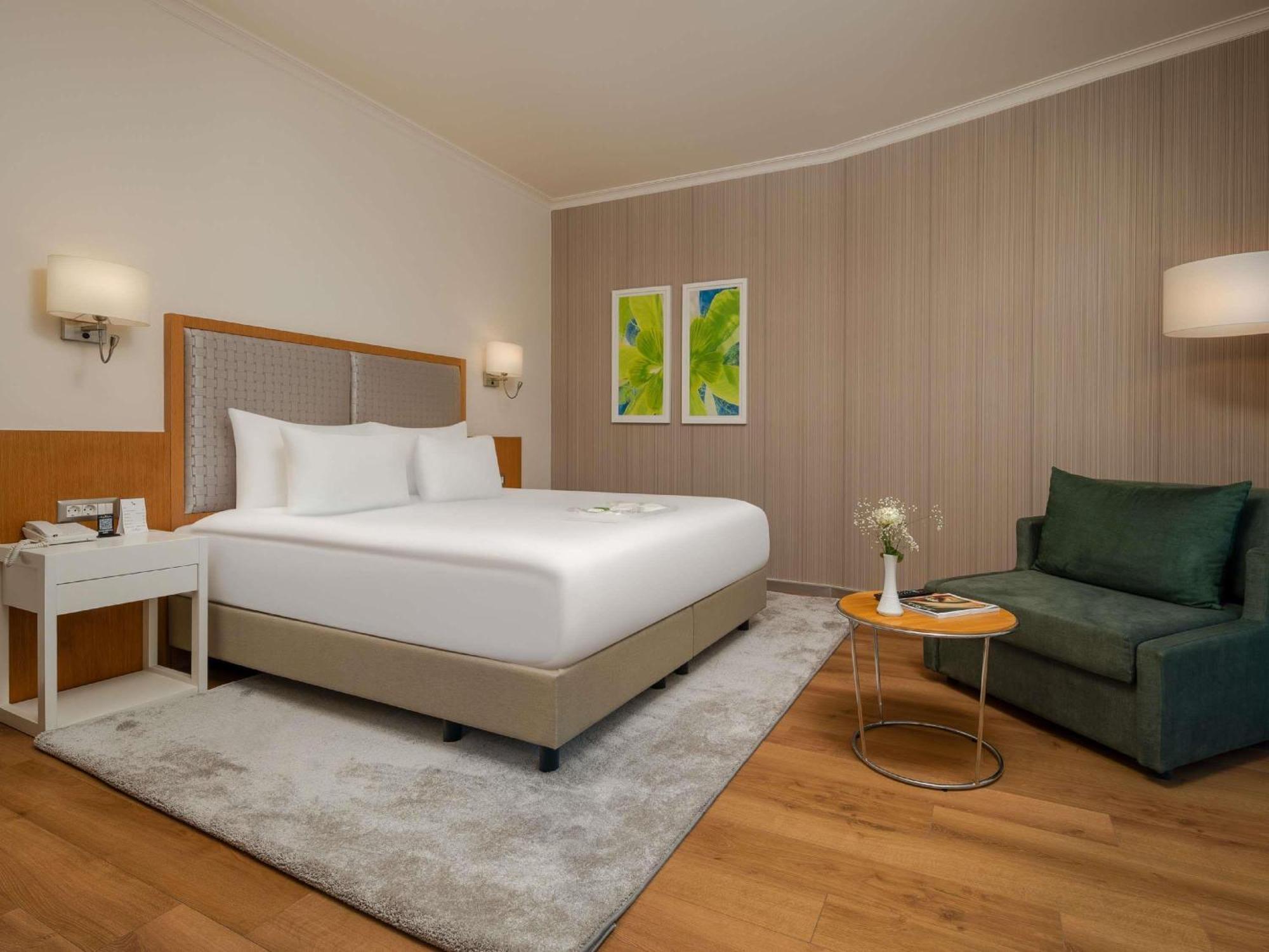 Standard Large Room with Garden View and Balcony