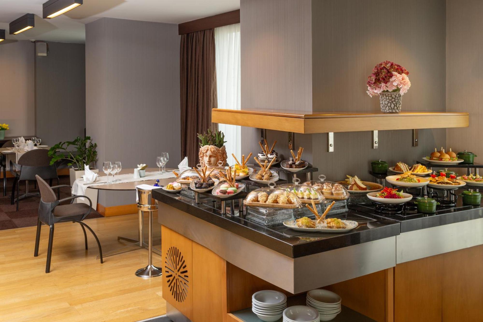 Executive Room Lounge Access