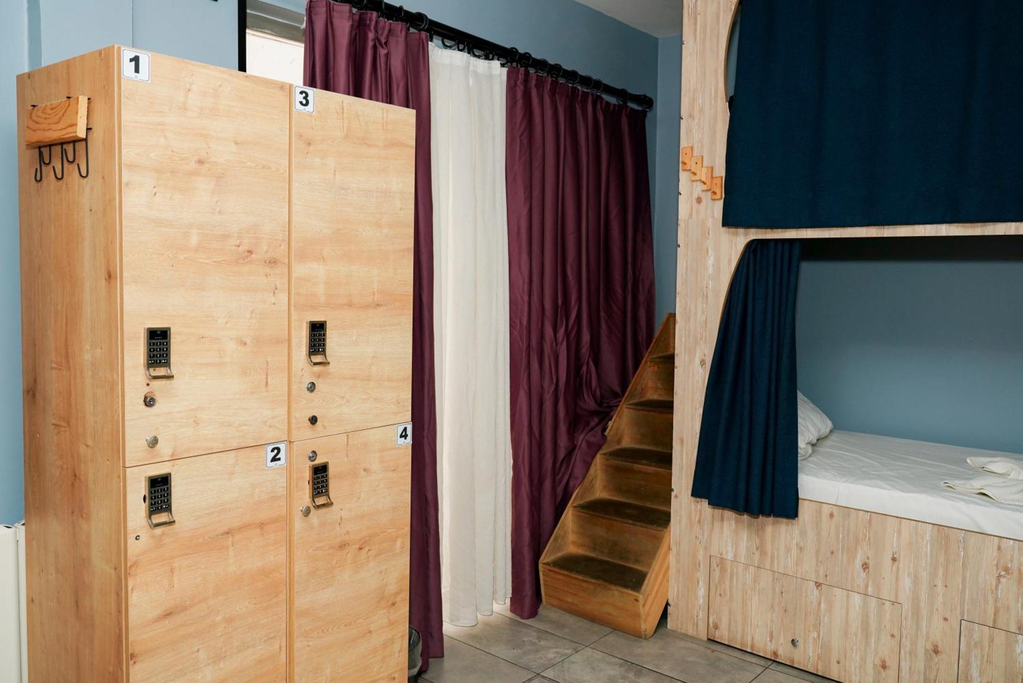 Cama en habitación compartida masculina de 6 camas