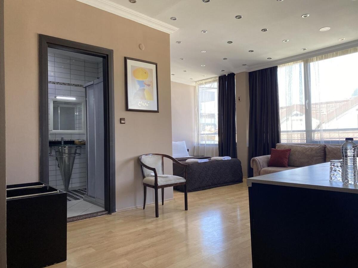 Apartment with Pool View