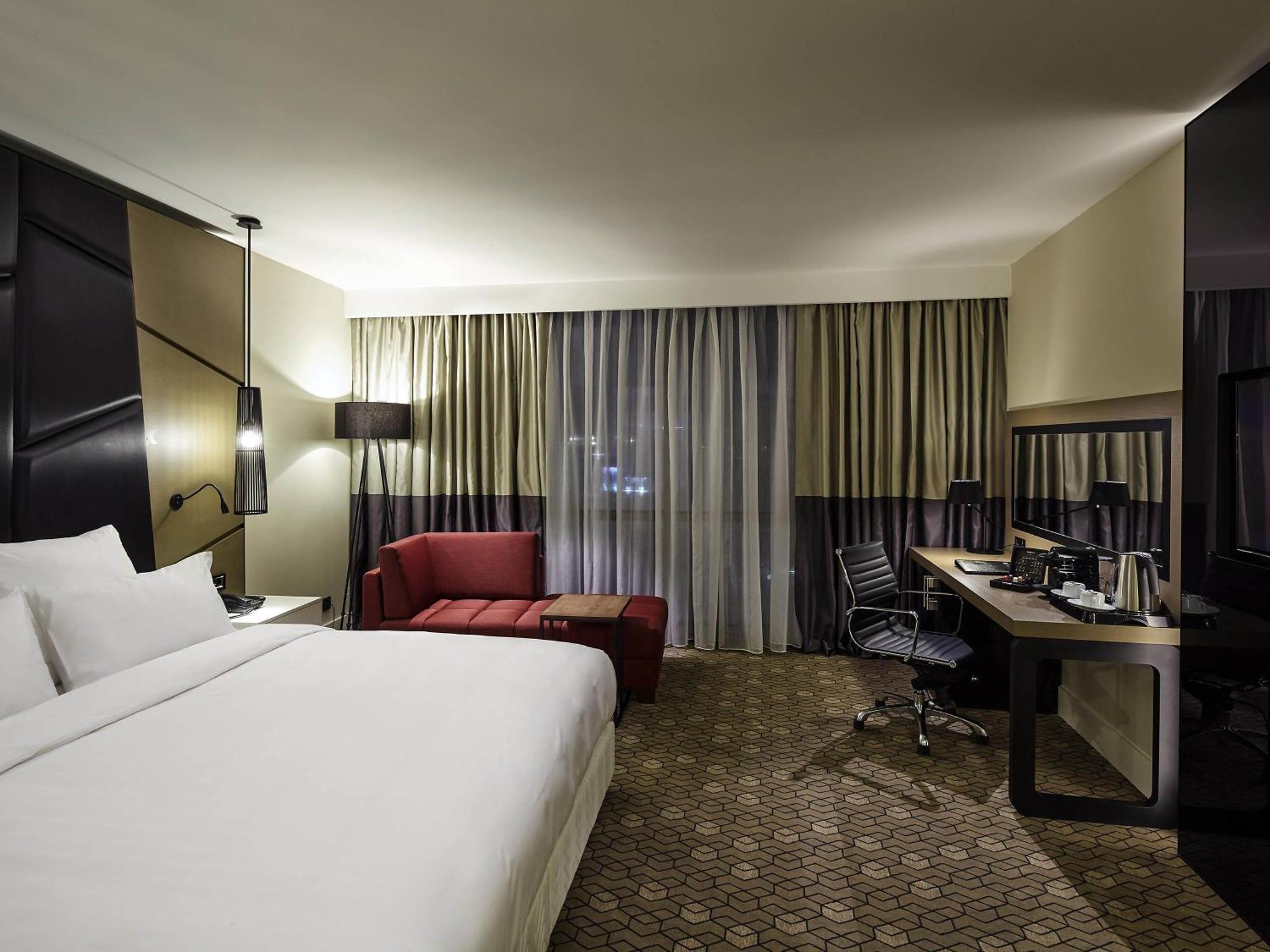 Suite Deluxe con cama extragrande y acceso al salón