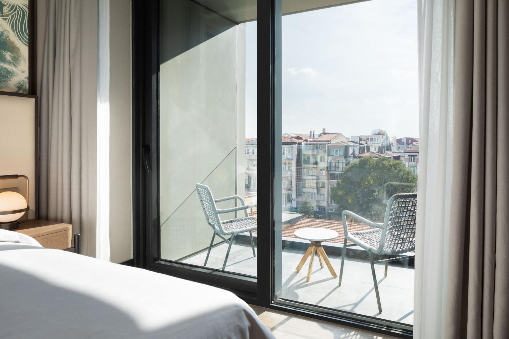Deluxe Guest room 1 King City view Balcony