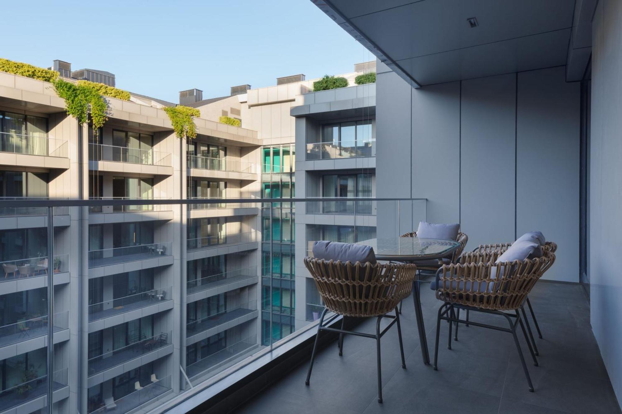 Deluxe Guest room 1 King Courtyard view Terrace