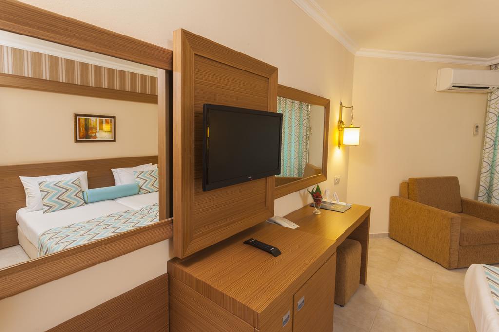 Chambre Double avec Balcon (2 Adultes + 1 Enfant)