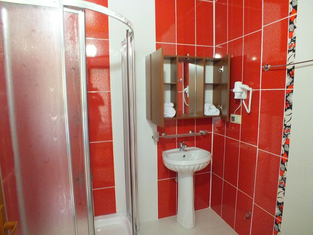 One-Bedroom Apartment with Balcony and River View,668985372:JPEG