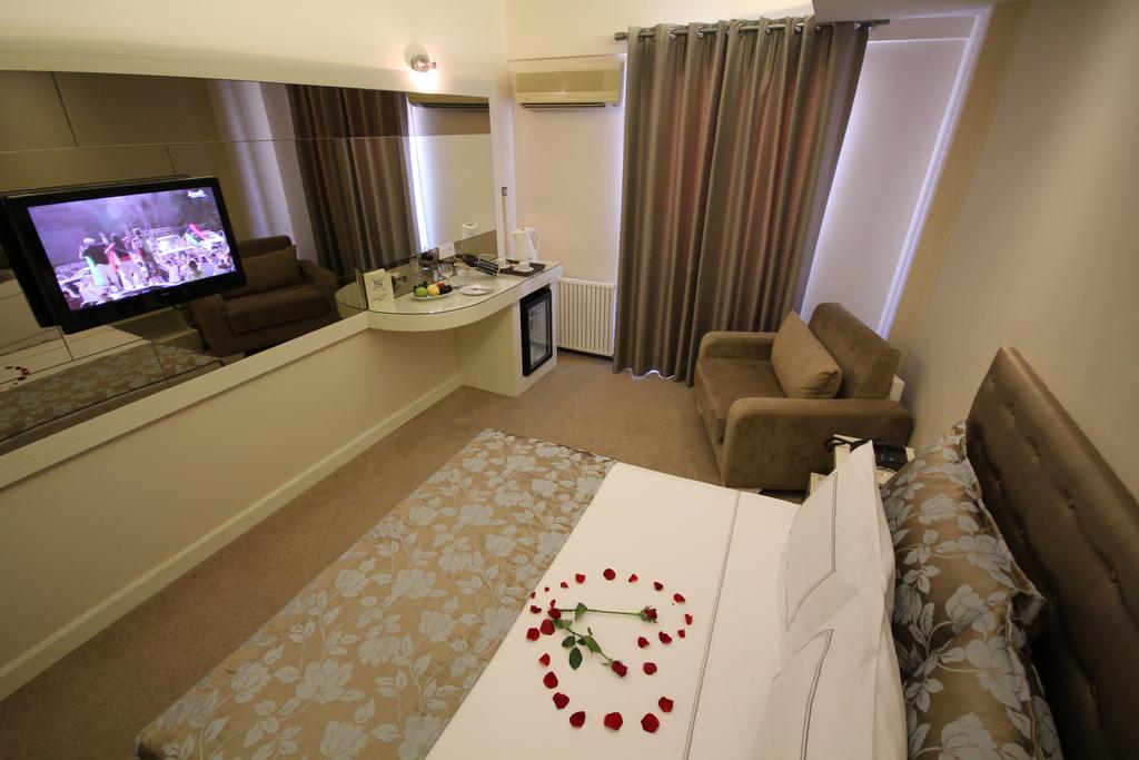 Connecting Family Rooms,404729937:JPEG