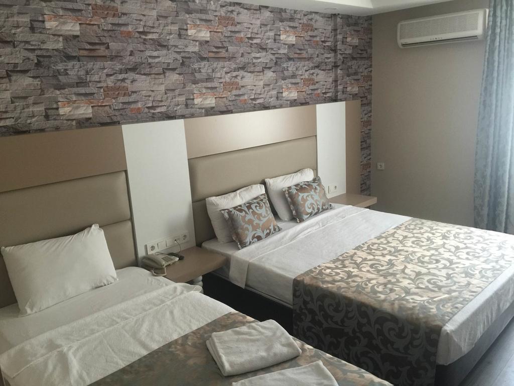 Family Room (4 Adults),326280259:JPEG