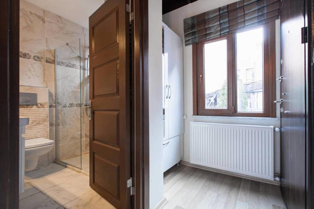 Habitación con cama grande y bañera de hidromasaje