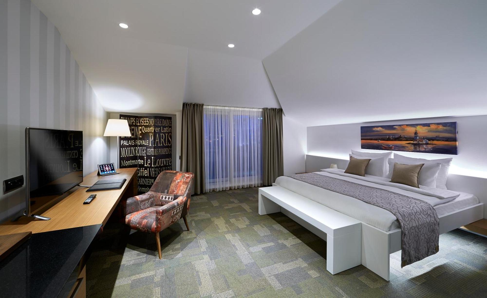 Business Suite with Balcony,685353042:JPEG