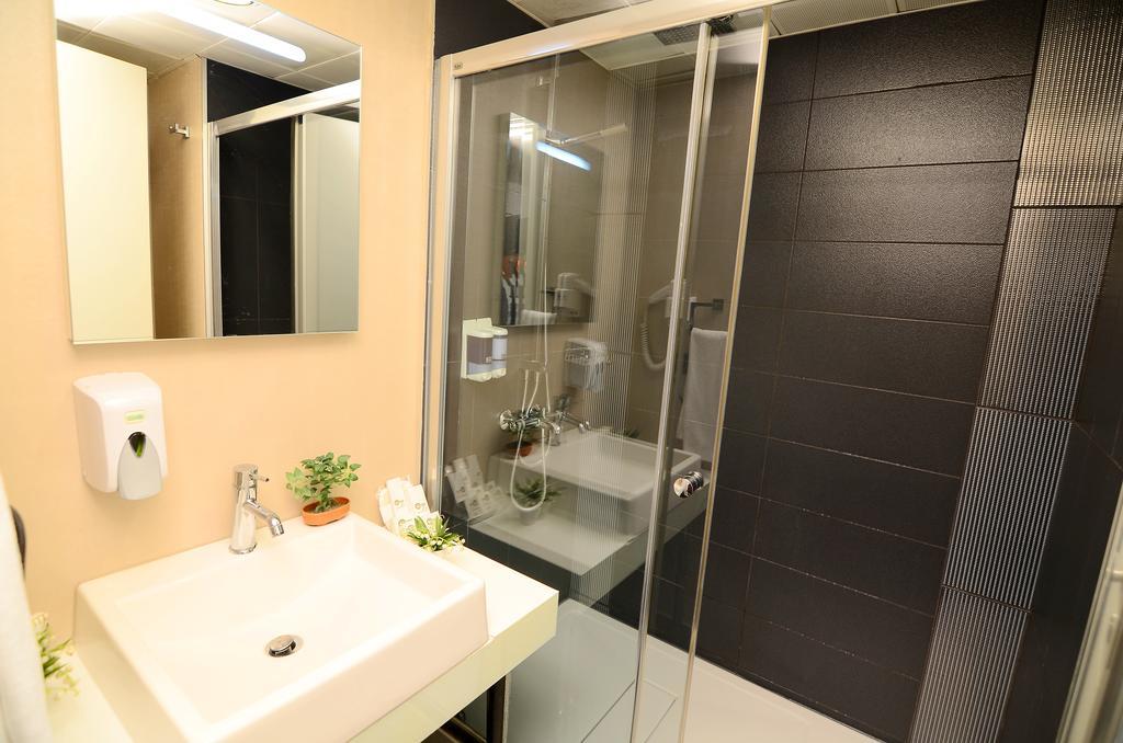 Standard Double or Twin Room,379398406:JPEG