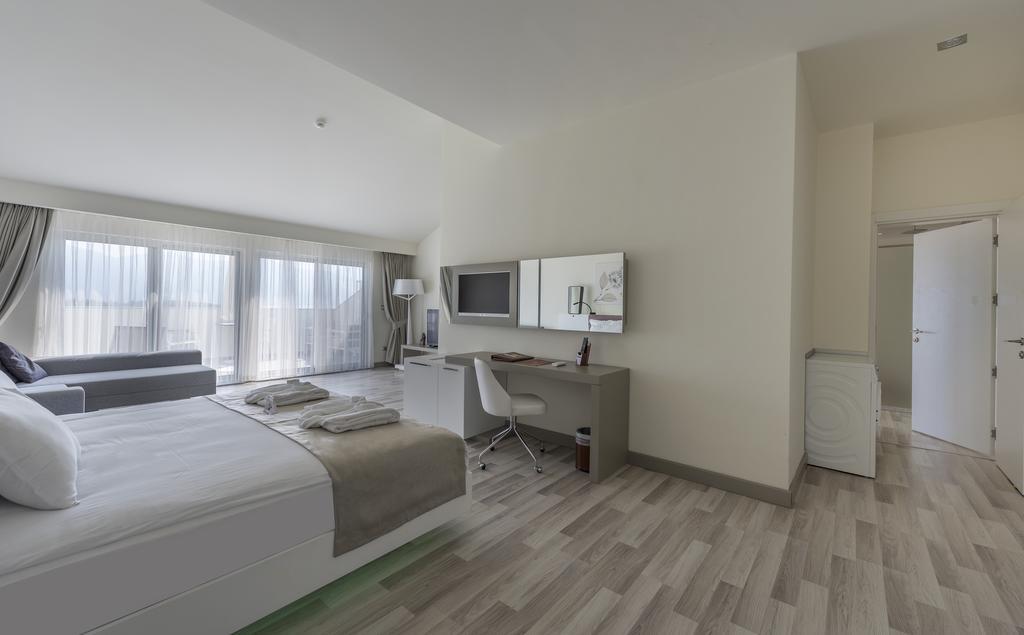 Executive Corner Suite
