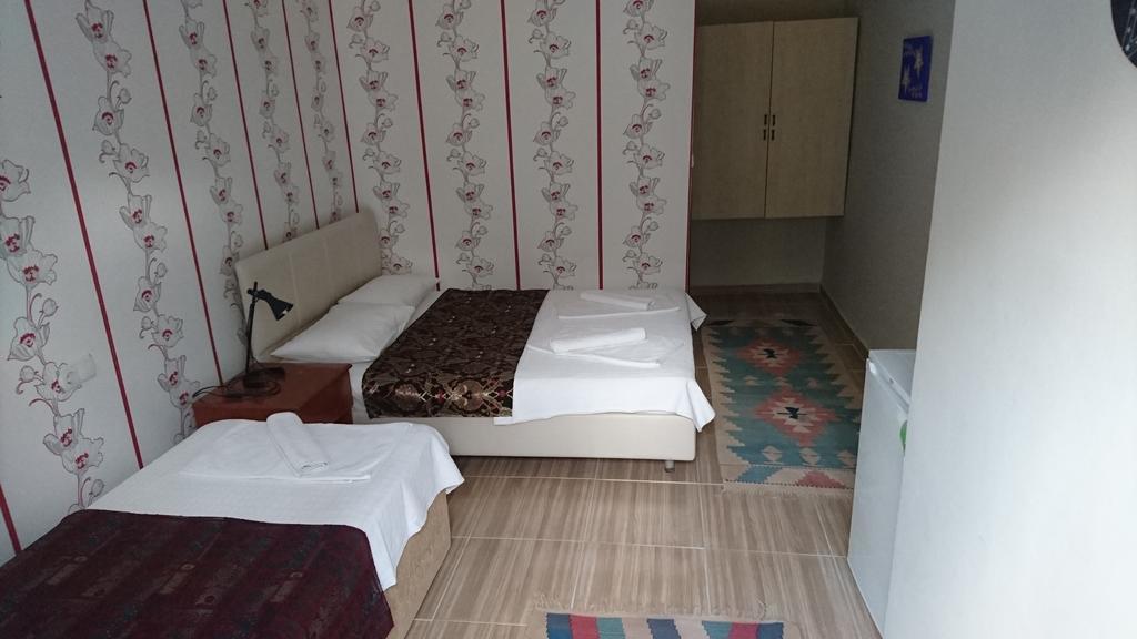 Dreibettzimmer mit Gartenblick