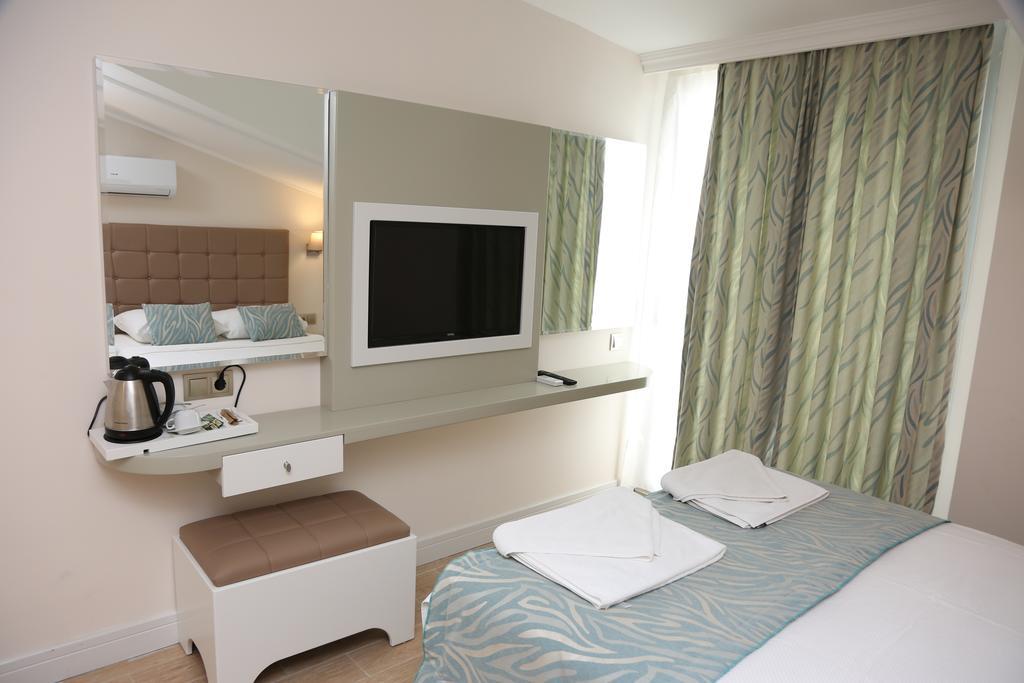 Double or Twin Room with Partial Sea View,439365057:JPEG