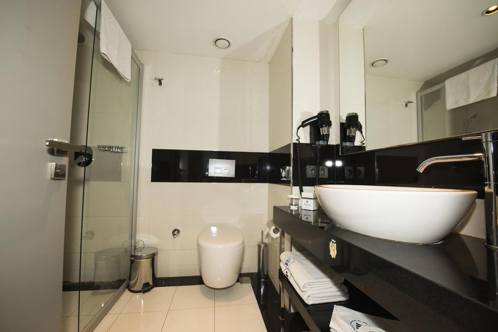Quarto Deluxe com Cama de Casal ou 2 de Solteiro e Vista Parcial do Mar