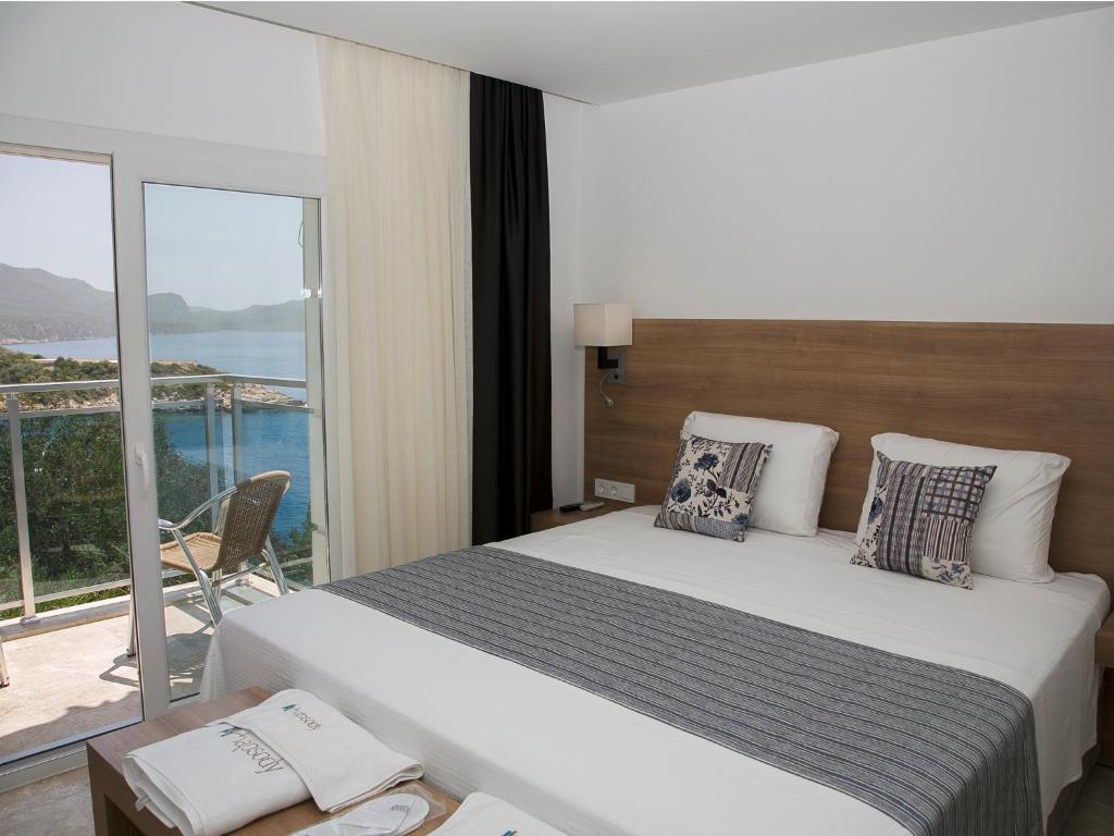 Deluxe Double Room with Partial Sea View
