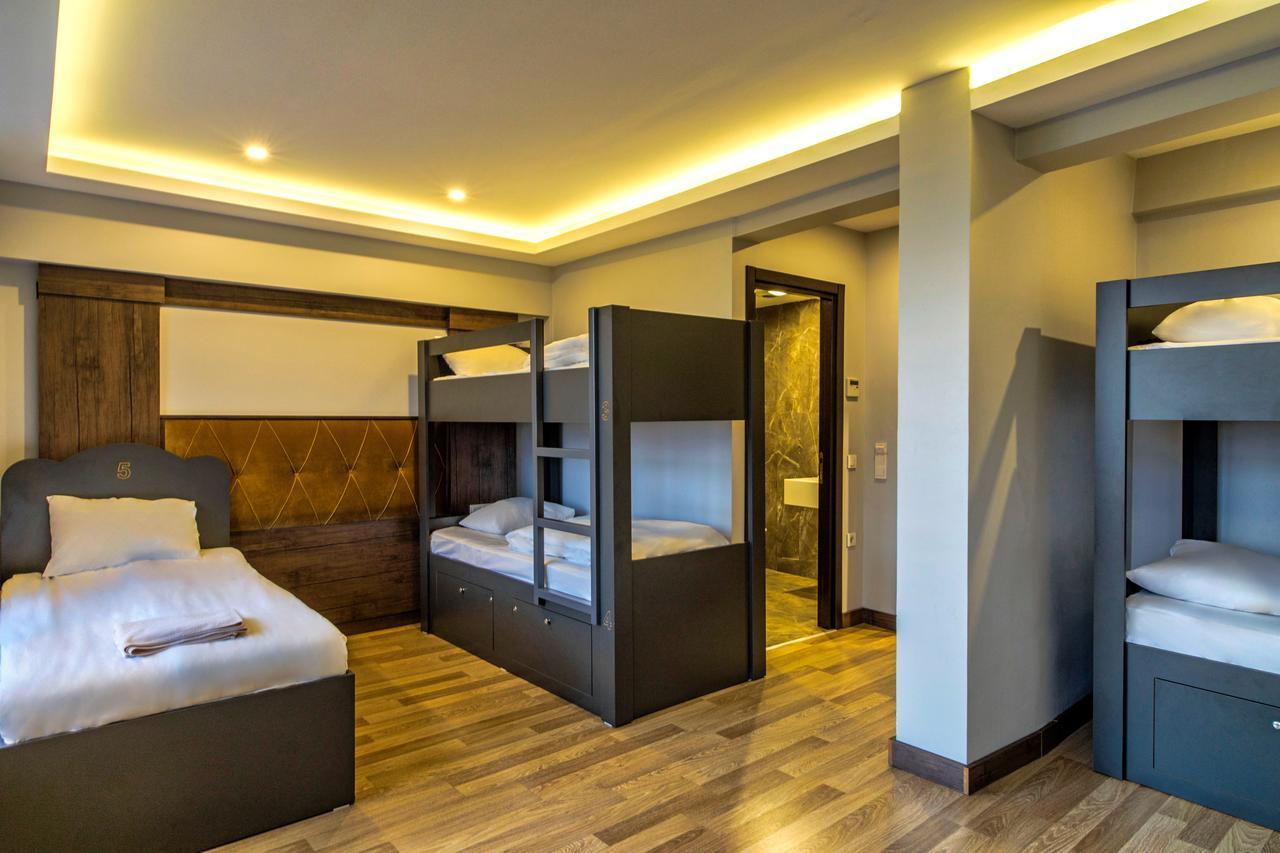 Cama em Dormitório Misto com 8 Camas