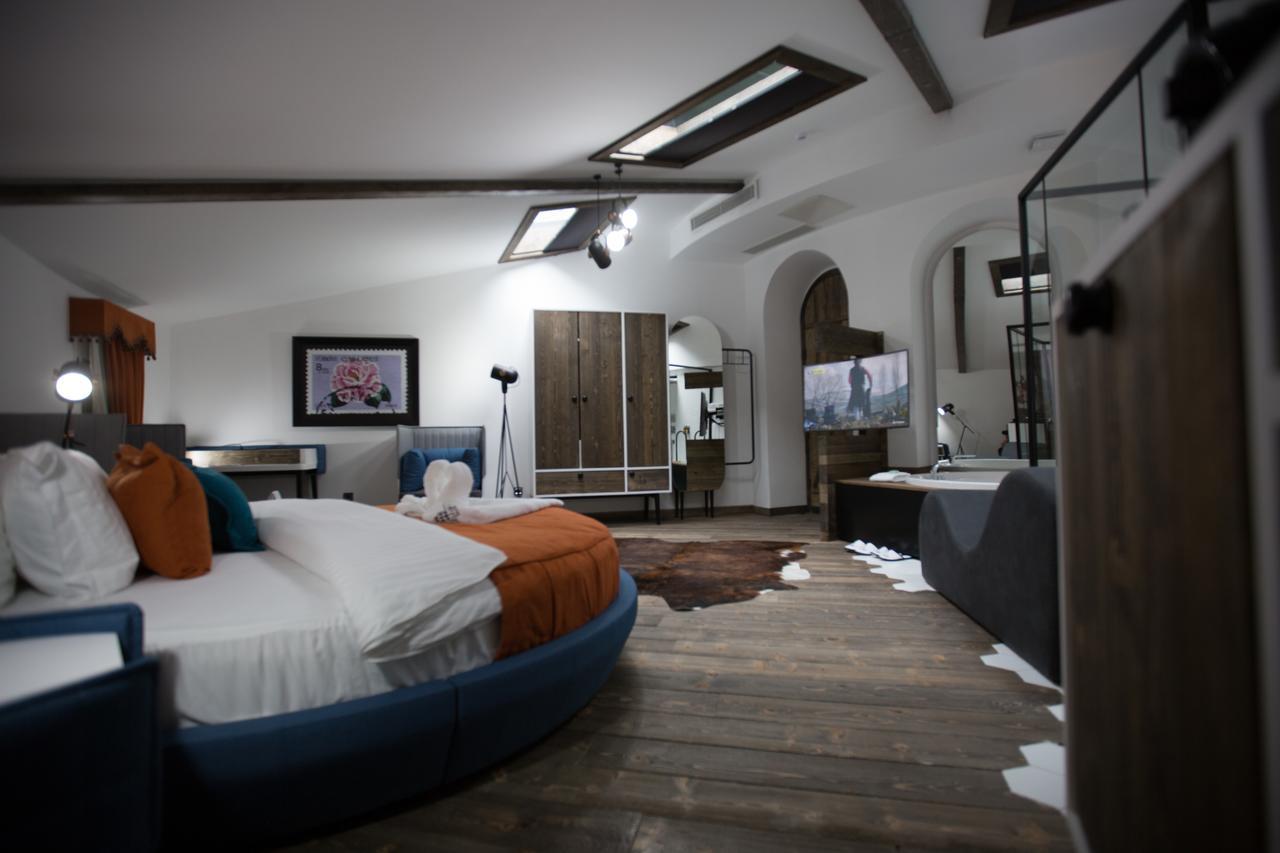 Zimmer mit Queensize-Bett und Whirlpool-Badewanne
