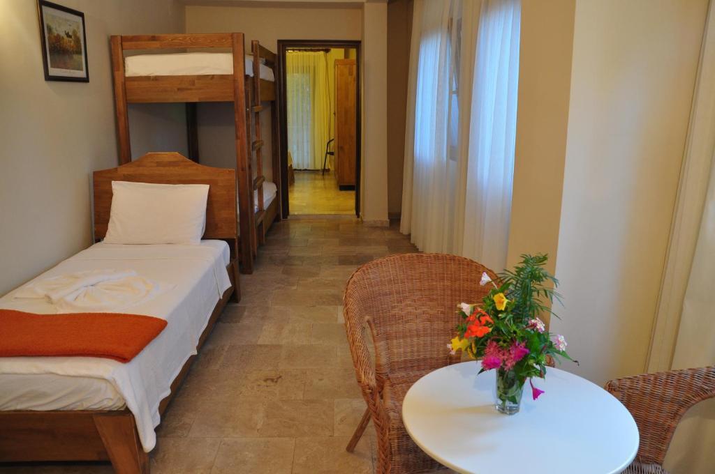 Family Room with Garden View,997954146:JPEG