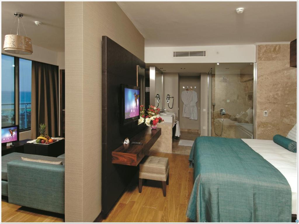 Deluxe Suite with Sea View