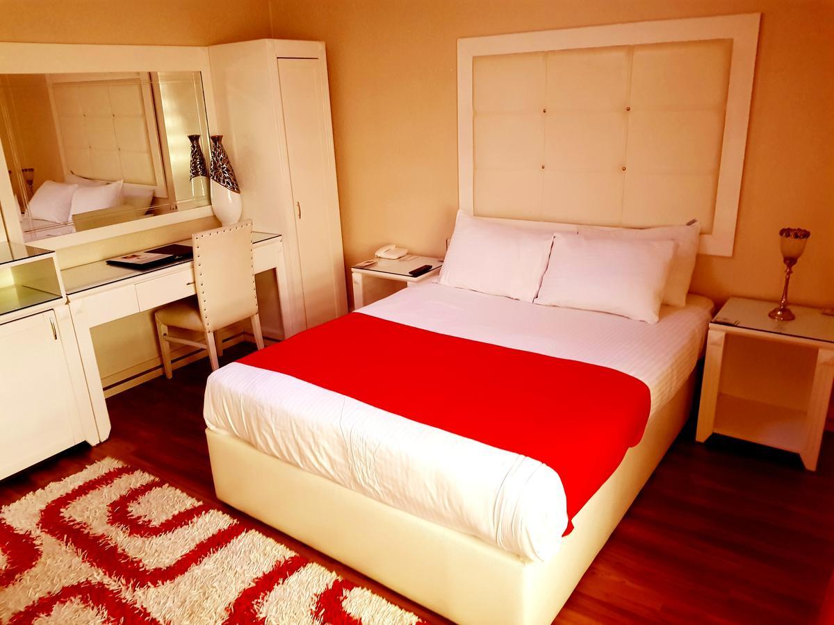 Family Room (3 Adults + 1 Child),642754227:JPEG